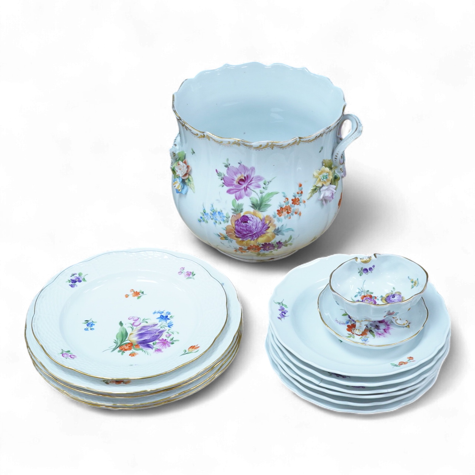 A collection of Meissen porcelain to include floral side plates and a German floral encrusted pot, 18cm high